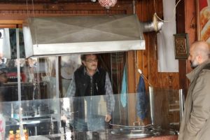 Kendisini iş yerine kilitledi, yakmakla tehdit etti