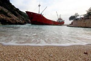 T&uuml;rk gemisi sığındığı Yunan koyunda karaya oturdu!