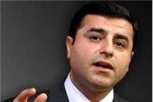 Demirtaş: Askerlik zorunlu olmaktan &ccedil;ıkarılmak zorundadır!