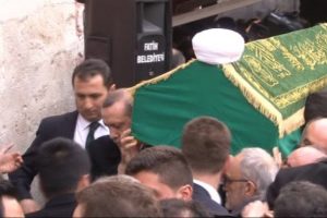 Erdoğan hocasının tabutunu omuzladı