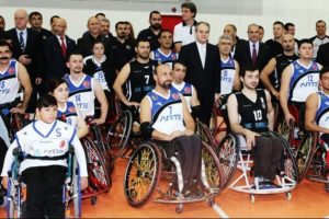 Bakan engelli sporcuların ma&ccedil;ını izledi
