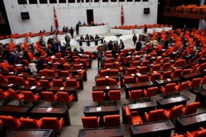 TBMM'de 'adam değilsin' ve 'beynin &ccedil;alışmıyor' tartışması