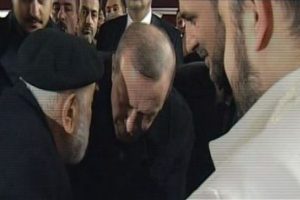 Erdoğan, Emin Sara&ccedil; hocanın elini &ouml;pt&uuml;