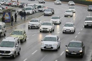 Otomobil pazarı k&uuml;&ccedil;&uuml;ld&uuml;!