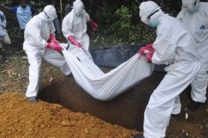 Ebola'dan &ouml;lenler b&ouml;yle defnediliyor