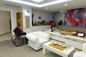 Belediye Başkanı makamına tekerlekli sandalye ile gitti