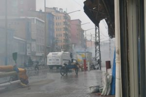 Askeri konvoya taşlı saldırıya polis m&uuml;dahalesi
