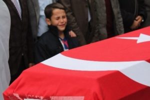 Kınalı kuzusunu son yolculuğuna uğurladı