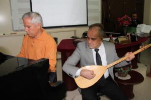 Emniyet M&uuml;d&uuml;r&uuml;, engellilerle saz &ccedil;alıp t&uuml;rk&uuml; s&ouml;yledi