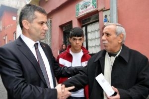 Kaymakam soba zehirlenmelerine karşı dedekt&ouml;r dağıttı