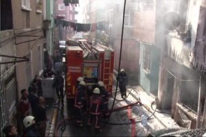 Alevlerden ka&ccedil;mak i&ccedil;in camdan atladı
