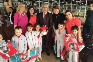 Bozbey &ccedil;ocukların g&ouml;nl&uuml;n&uuml; poz vererek kazandı