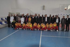 Bir bardak &ccedil;ay ikramına spor salonu yaptı