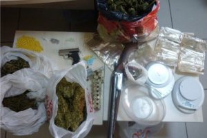 İzmir'de zehir taciri 8 kişi tutuklandı