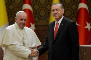 Papa T&uuml;rkiye'den &uuml;&ccedil; isme teşekk&uuml;r etti