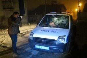 Polise kiremit ve satır ile saldırı