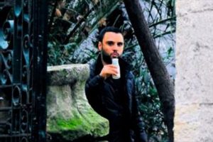 Kendi mekanında yer bulamadı