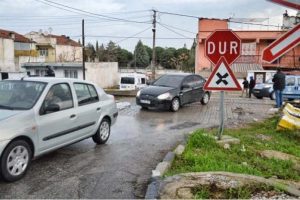 Servise koşan iş&ccedil;i tren altında can verdi!