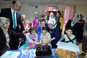Bursa Sağlık-Sen'den hasta &ccedil;ocuklara pasta jesti