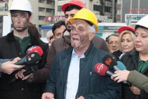 CHP'liler y&uuml;zlerine k&ouml;m&uuml;r s&uuml;rerek madencileri aradı