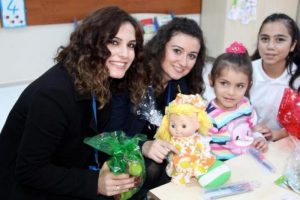 Oyuncuklarını madenci &ccedil;ocuklarına hediye ettiler