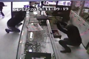 Pompalı soyguncuyu silahla ateş ederek p&uuml;sk&uuml;rtt&uuml;