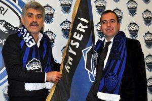 Uğur T&uuml;t&uuml;neker'den 1.5 yıllık imza