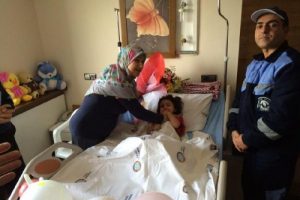 Kahraman iş&ccedil;i kurtardığı minik Ecrin'le buluştu