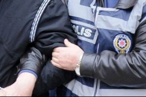 Tacizci polisleri amirleri bastı