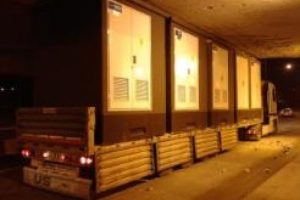 Elektrik trafosu y&uuml;kl&uuml; TIR &uuml;st ge&ccedil;idin altına sıkıştı