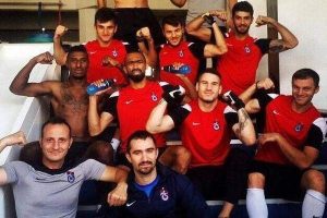 Trabzonsporlu futbolculardan Beşiktaş'a g&ouml;zdağı