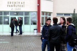Hoca bulunumadı, &ouml;ğrenciler ortada kaldı!