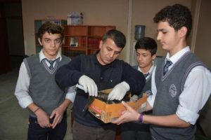 Yaralı k&ouml;peğe &ouml;ğrenciler sahip &ccedil;ıktı