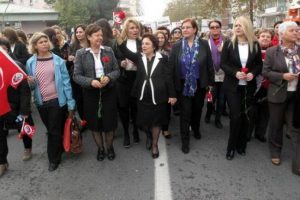 Kadınlar eşitlik i&ccedil;in y&uuml;r&uuml;d&uuml;