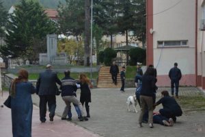 &Ouml;ğretmenlerini d&ouml;vd&uuml;ler
