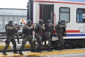 Tren ka&ccedil;ıran ter&ouml;ristler yaralı ele ge&ccedil;irildi