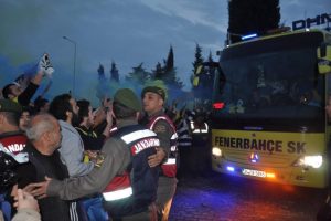 Fenerbah&ccedil;e'ye Balıkesir'de coşkulu karşılama