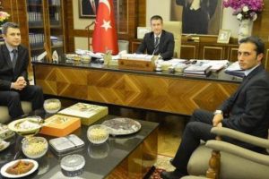 Zehirli ayakkabıları farkeden memurlara &ouml;d&uuml;l