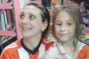 Holiganlar anne ve kızına saldırdı