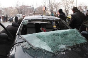&Ccedil;atıdan d&uuml;şen buz otomobili hurdaya &ccedil;evirdi