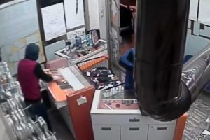 Karakolun karşısındaki d&uuml;kkanı b&ouml;yle soydular