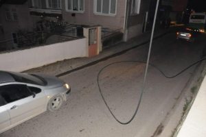 Y&uuml;ksek gerilim hattı cadde ortasına d&uuml;şt&uuml;