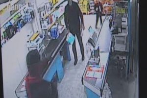 Silahla soyguna geldi, korkup ka&ccedil;tı