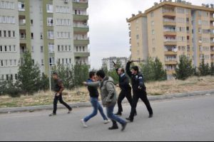 Madde bağımlıları polise saldırdı! 7 g&ouml;zaltı