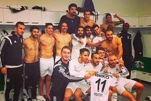 Beşiktaşlı futbolculardan galibiyet pozu