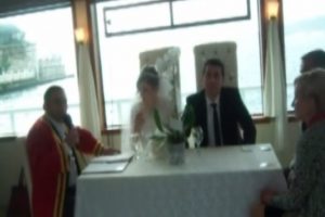 L&uuml;ks yattaki 'sahte nikah'a polis baskını
