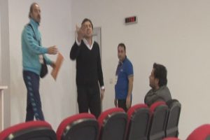 Kadın gazetecinin &uuml;zerine y&uuml;r&uuml;d&uuml;