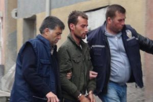 Balkondan eve giren eşinin sevgilisini &ouml;ld&uuml;rd&uuml;!