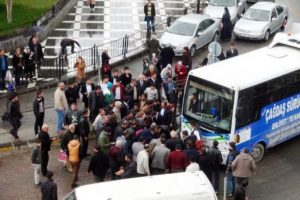 Minib&uuml;s&uuml;n &ccedil;arptığı Suriyeli gen&ccedil; kız yaralandı