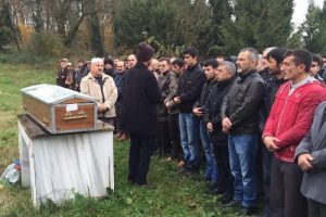 &Ouml;l&uuml;m &ccedil;atıda yakaladı